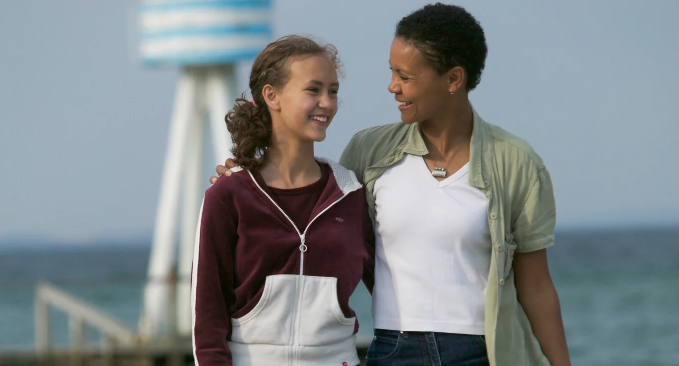 un hombre y una mujer sonriendo
